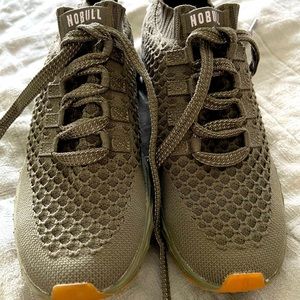 Like new army green knit runner No Bulls women’s size 8